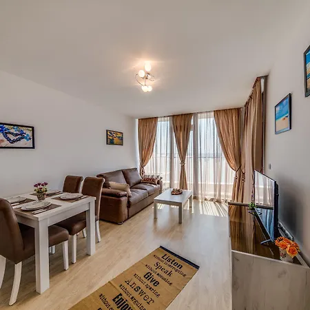 Apartcomplex Golden Bay شقة فندقية *
